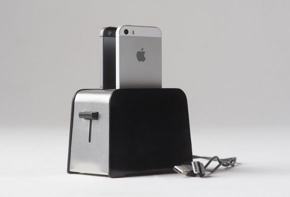 Foaster, un chargeur double en forme de grille pain pour votre iPhone